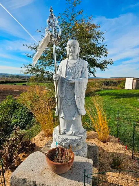Bodhisattva Kṣitigarbha bei Friedensstupa